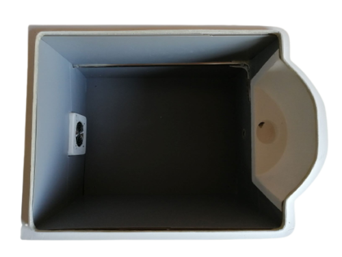 本体ケースの機能は、標準使用の場合、便器からの尿を受けて、側面の配管から背面に出します。本体ケース後部に排気装置が付きます。